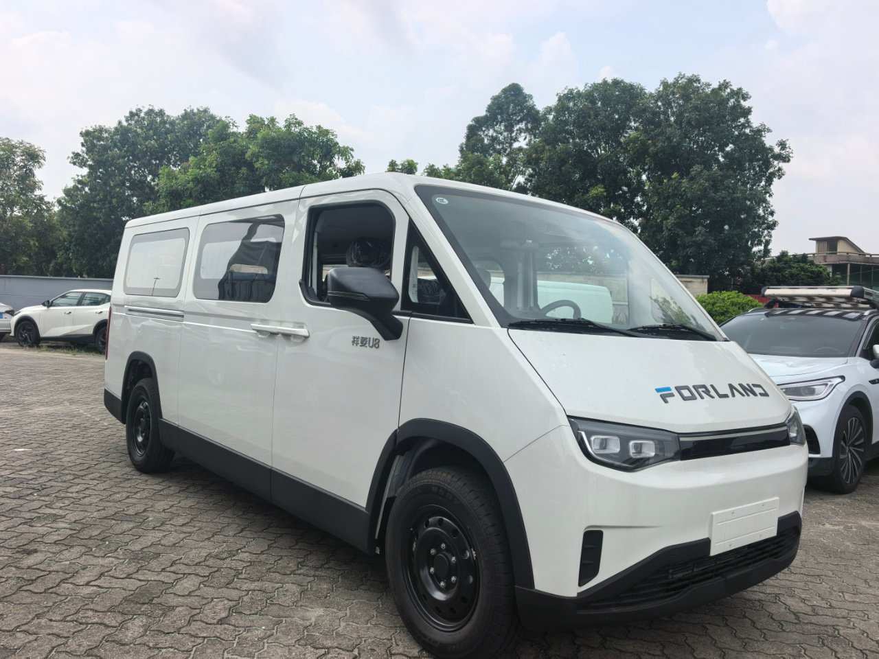 Foton Xiangling U8 14-19 seat passenger transport van export China